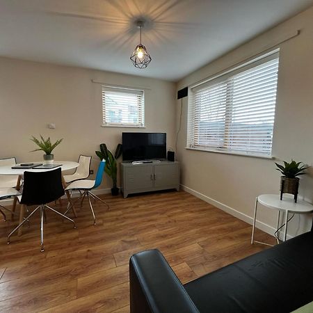 Three Bedroom Townhouse With Parking Telford Exterior foto