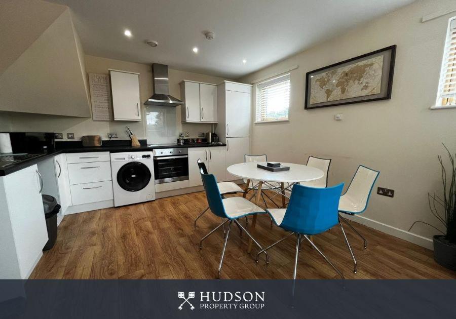 Three Bedroom Townhouse With Parking Telford Exterior foto