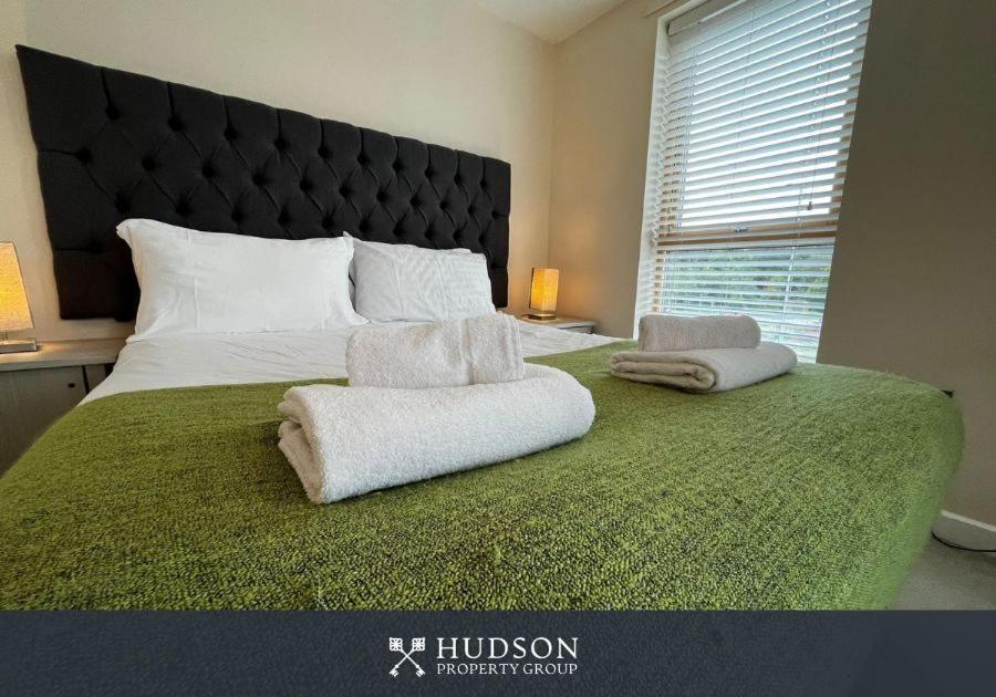 Three Bedroom Townhouse With Parking Telford Exterior foto