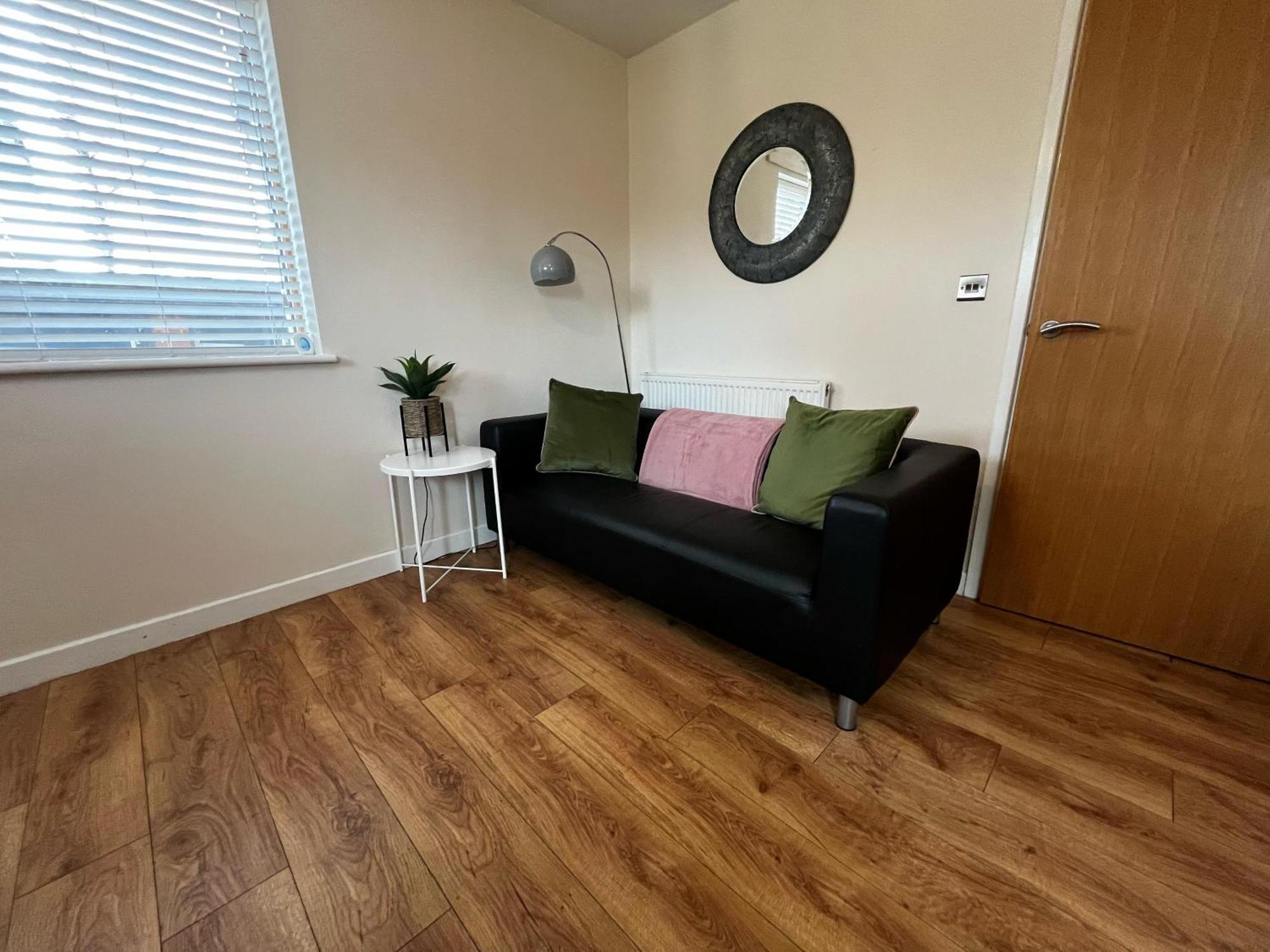 Three Bedroom Townhouse With Parking Telford Exterior foto