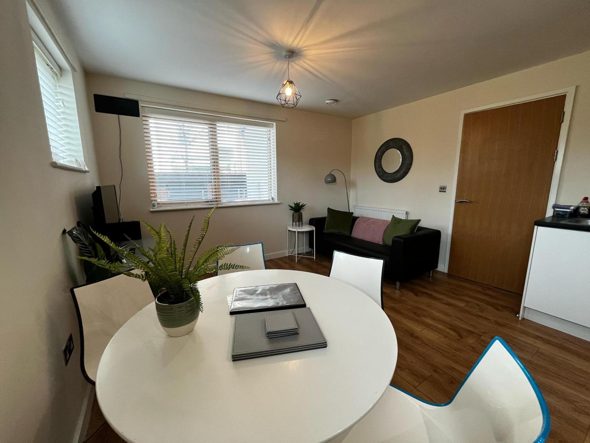 Three Bedroom Townhouse With Parking Telford Exterior foto