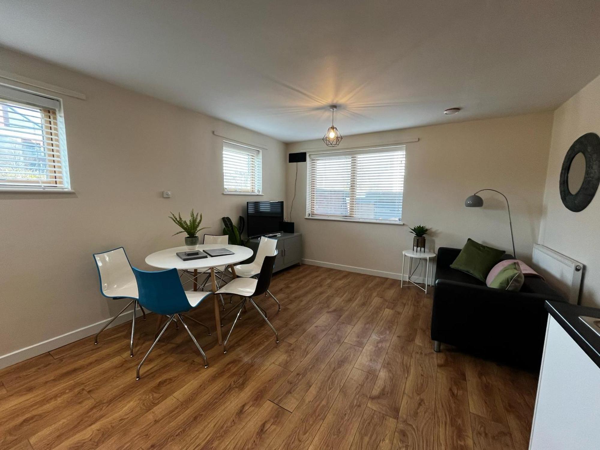 Three Bedroom Townhouse With Parking Telford Exterior foto