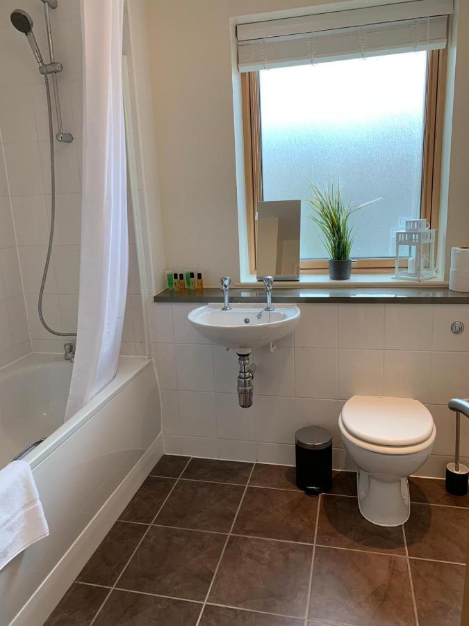 Three Bedroom Townhouse With Parking Telford Exterior foto