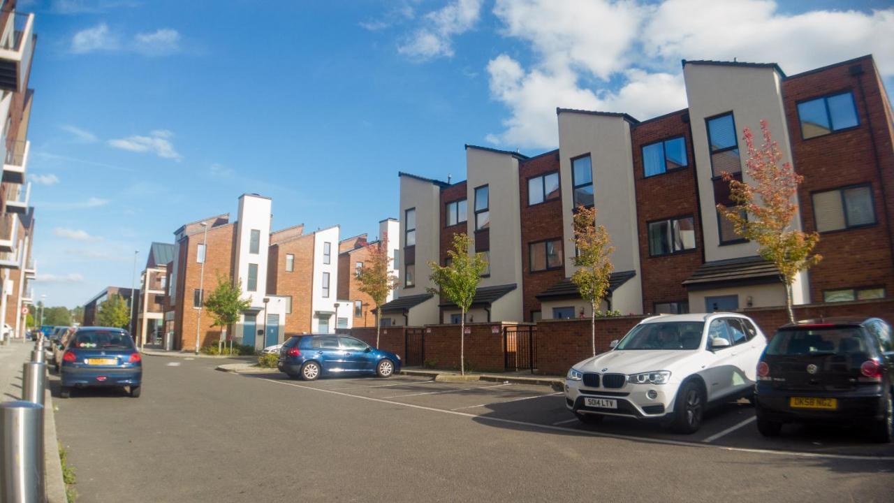 Three Bedroom Townhouse With Parking Telford Exterior foto